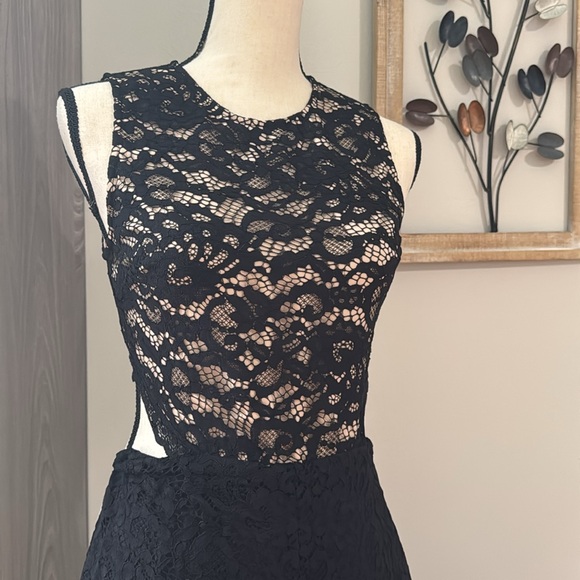 Guess by Marciano black lace jumpsuit size 6 - Picture 4 of 6